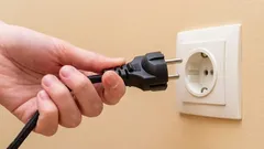 Ktoré zariadenia by ste nemali odpojiť zo zásuvky a prečo? Nie každý to vie.