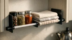 Polička bez vŕtania za pár eur: trik s rozpieracou tyčou a zarážkami na knihy