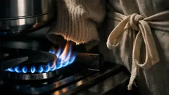 Ako zabrániť tomu, aby sa vám pri varení chytil odev: jednoduché pravidlá do kuchyne