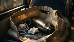 Jednoduchý trik so špendlíkom a gumičkou: fľaša v taške sa prestane prevracať