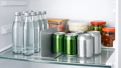 Dve finty s knižnou zarážkou, ktoré spravia poriadok v chladničke za 5 minút