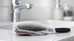 Trik so sieťkou do odtoku: ako vyčistiť kefu na vlasy za minútu