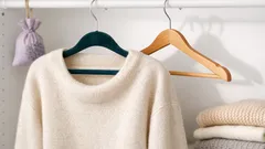 Ako zavesiť sveter na vešiak bez vyťahaných ramien: jednoduchý trik do skrine