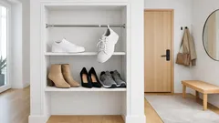 Jednoduchý trik do botníka: z jednej police spravíš dve za pár minút