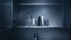 Trik na poriadok v zrkadlovej skrinke: stojan na čaj, ktorý udrží kozmetiku na mieste