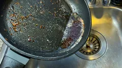 Kam by ste mali po vyprážaní vyhodiť tuk na varenie? Nikdy ho nevylejte do drezu.