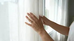 Namiesto toho, aby ste ho naliali do pohára, nalejte ho do práčky. Vaše sivé záclony budú opäť vyzerať ako nové.