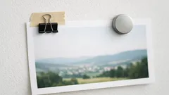 Ako zavesiť fotky na stenu bez vŕtania: trik s klipom, páskou a magnetom