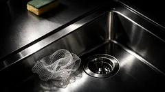 Dve malé zmeny, vďaka ktorým budete čistiť odtok v dreze oveľa menej