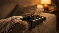 Mini stolík na opierku pohovky z knižných zarážok: jednoduchý hack, ktorý si zamilujete