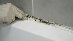 Šev v kúpeľni zčernel? Poradíme vám, ako správne vymeniť tesniaci materiál.