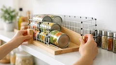 4 DIY úložné riešenia z drôtenej mriežky, ktoré urobia poriadok v kuchyni bez náradia