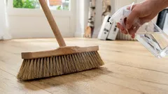 Postrek metly zmesou octu a vody: prečo sa to odporúča robiť pred zametaním a načo je to potrebné.