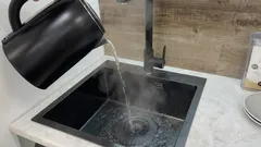 Prečo by ste nemali vylievať vriacu vodu do drezu: najčastejšia chyba, ktorá vás môže stáť tisíce.