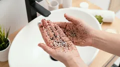 Umyvanie rúk soľou a kávou: prečo sa to odporúča a na čo to slúži.