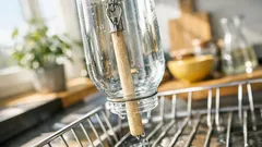 Trik na rýchle sušenie vysokých pohárov a fliaš: kremelinová tyčinka spraví rozdiel