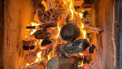 Až 50 % úspora na palivovom dreve: trik, ktorý poznajú len starí dedinčania