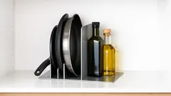 Kovová opierka na knihy ako organizér: 3 triky na poriadok v kuchyni za pár minút